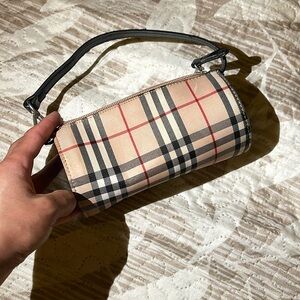 Women small bags 💼. Good condition, color cream, black and red.